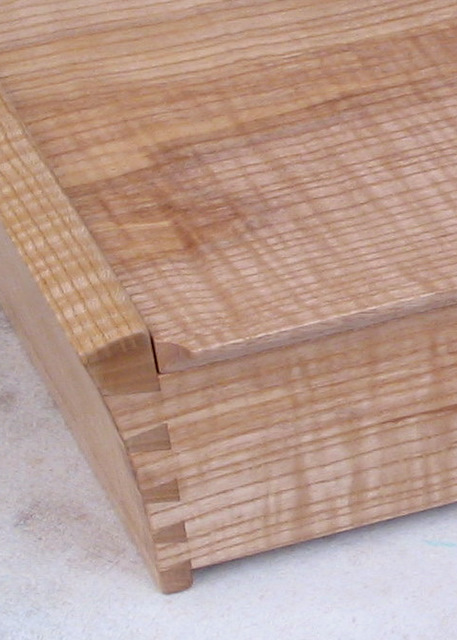 Front Left Dovetail Detail - Top Emphasis